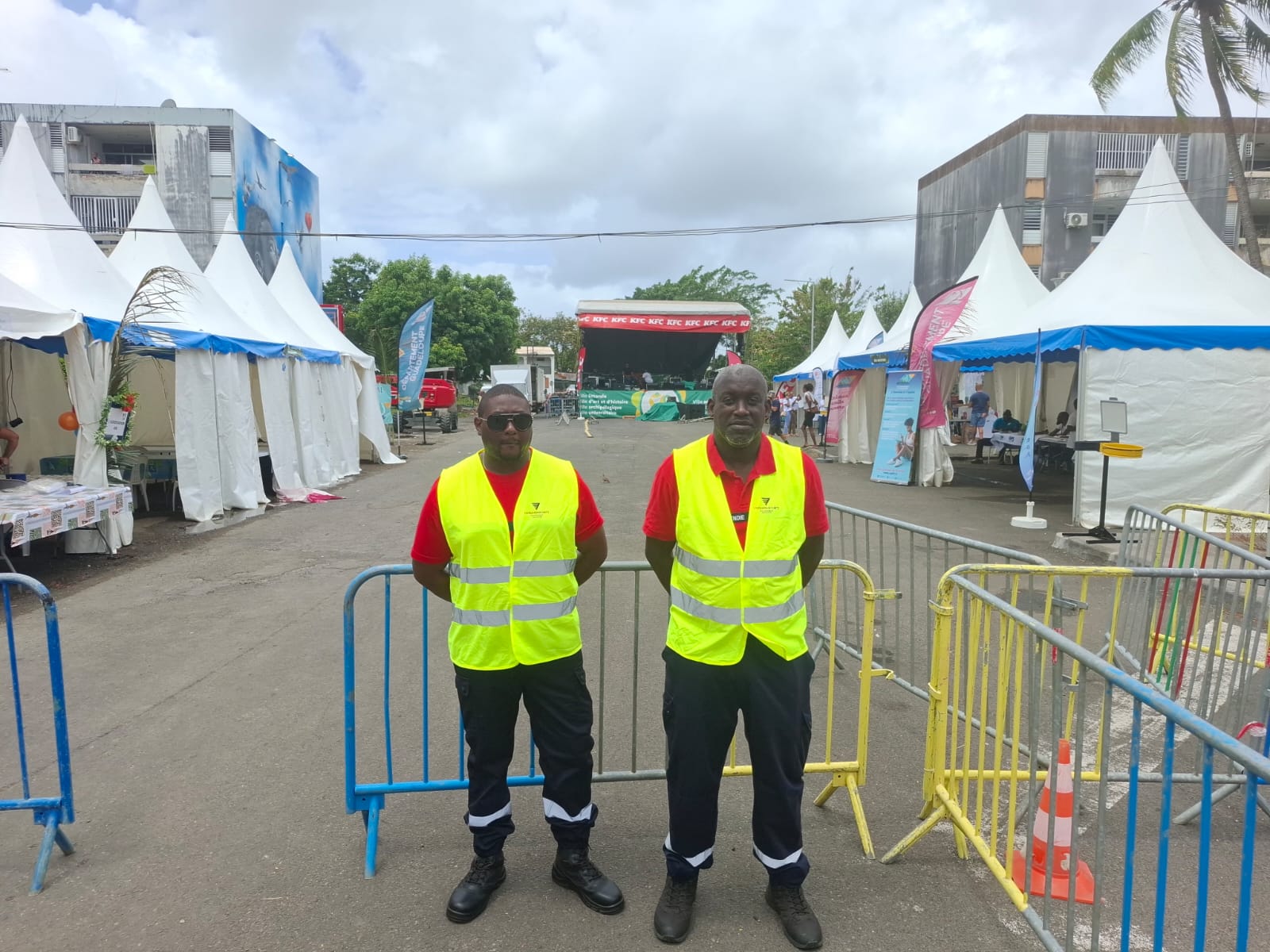 Agents de sécurité privée Vanguard Sécurité en poste sur un site événementiel en Guadeloupe